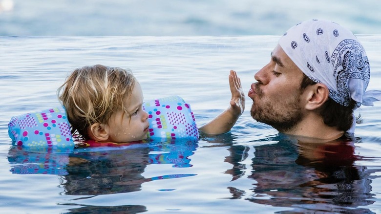 Enrique Iglesias, Lucy swimming