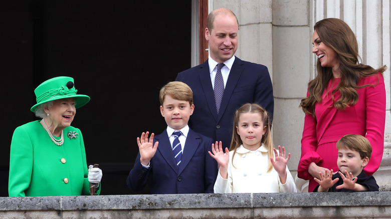 Queen Elizabeth, Prince William, Kate Middleton, and George Charlotte, and Louis waving on royal balcony