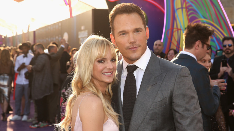 Anna Faris and Chris Pratt posing for photos