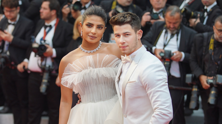 Priyanka Chopra and Nick Jonas posing