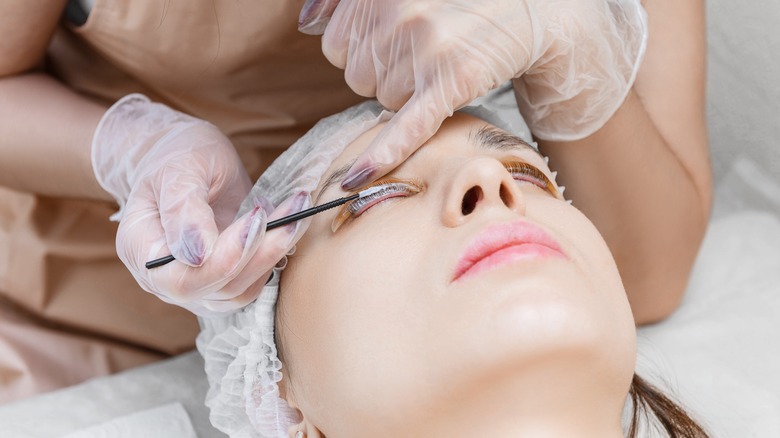 woman getting lash lift