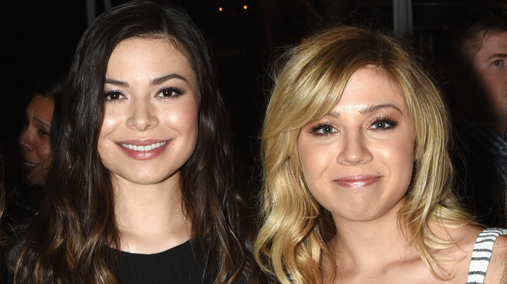 Miranda Cosgrove Jennette McCurdy posing