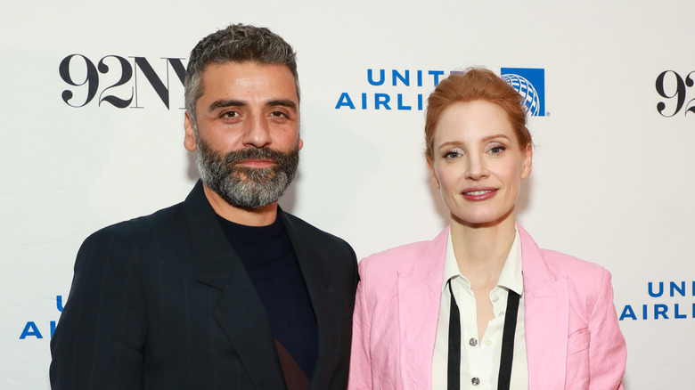 Jessica Chastain and Oscar Isaac posing