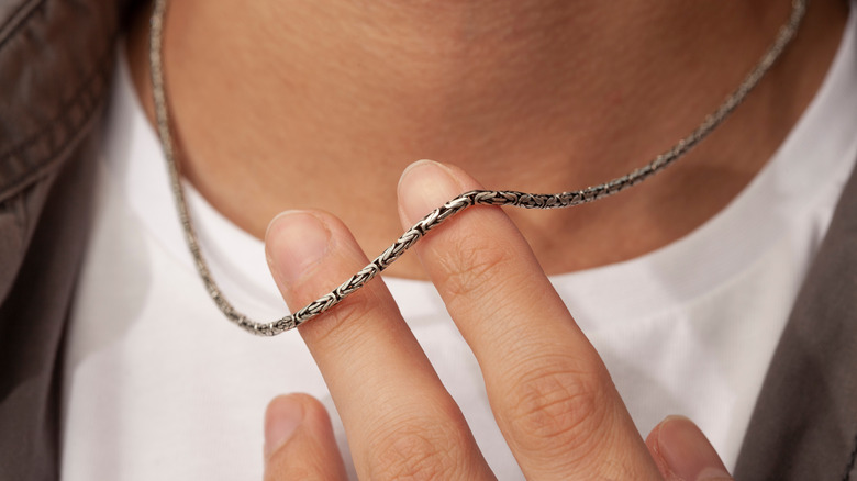 Woman wearing a thin silver band