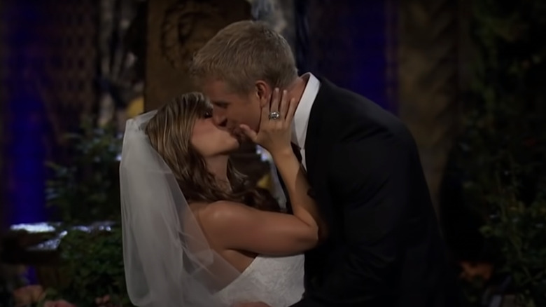 Sean Lowe kissing Lindsay Yenter