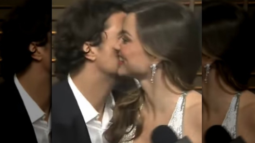 Orlando Bloom kisses Miranda Kerr at Oscars