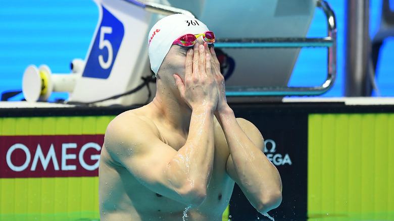 Sun Yang covering face