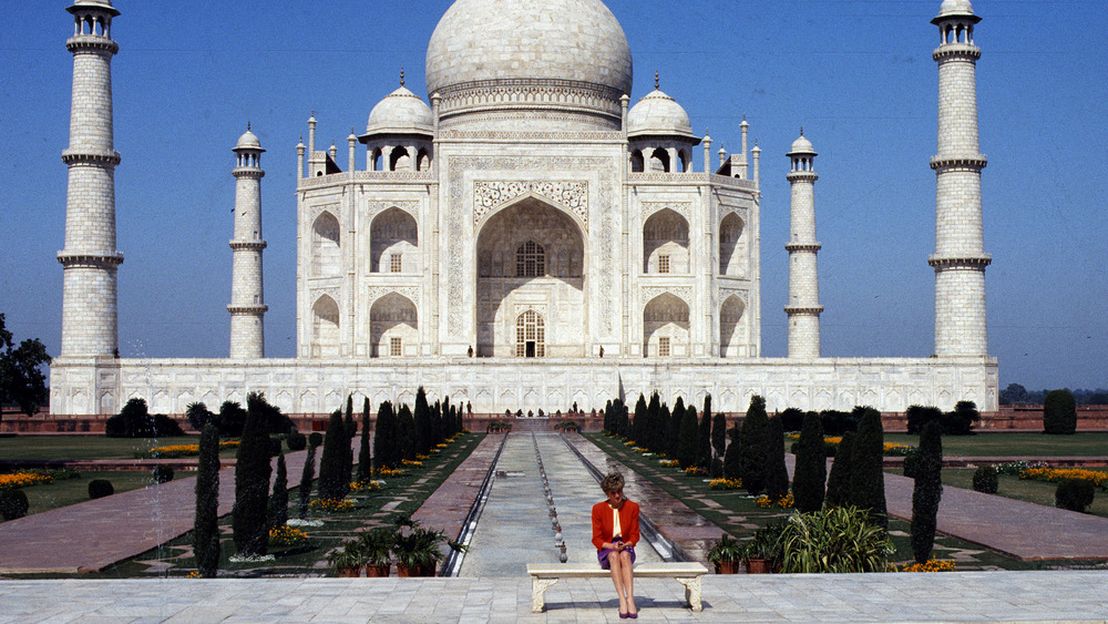 Diana Spencer sitting at Taj Mahal