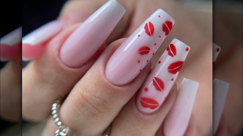 "Baby boomer" manicure with lip design 