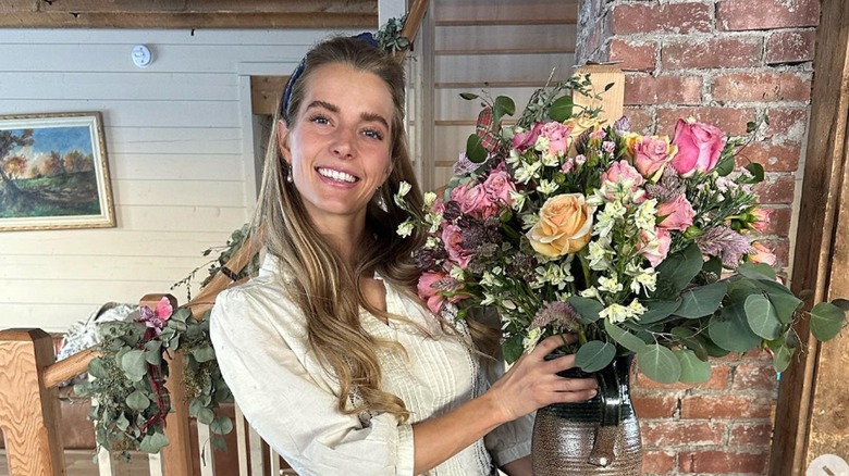 Hannah Neeleman holding bouquet of flowers