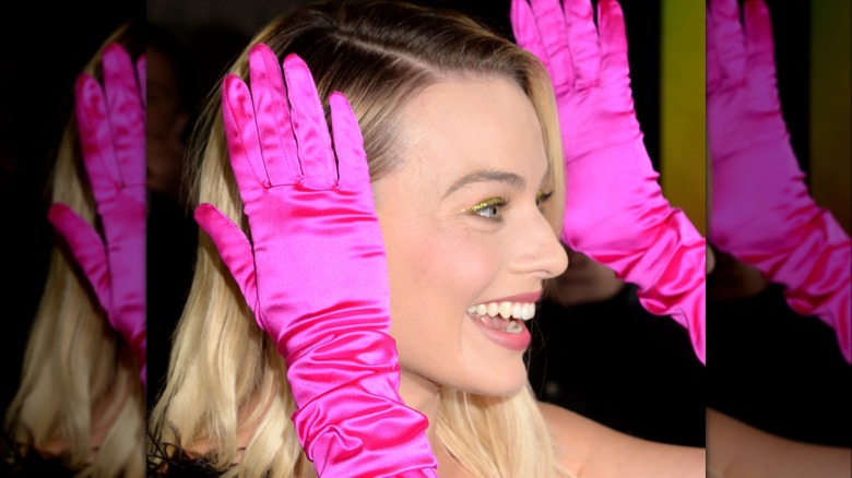 Margot Robbie in pink gloves