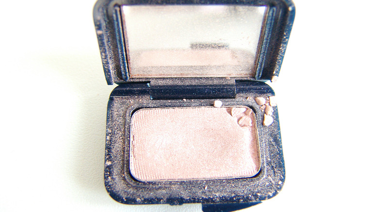 makeup mistakes broken powder