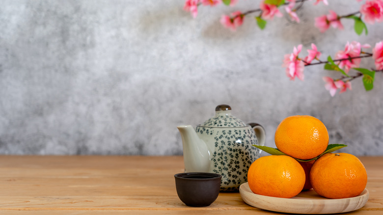 Teapot with oranges