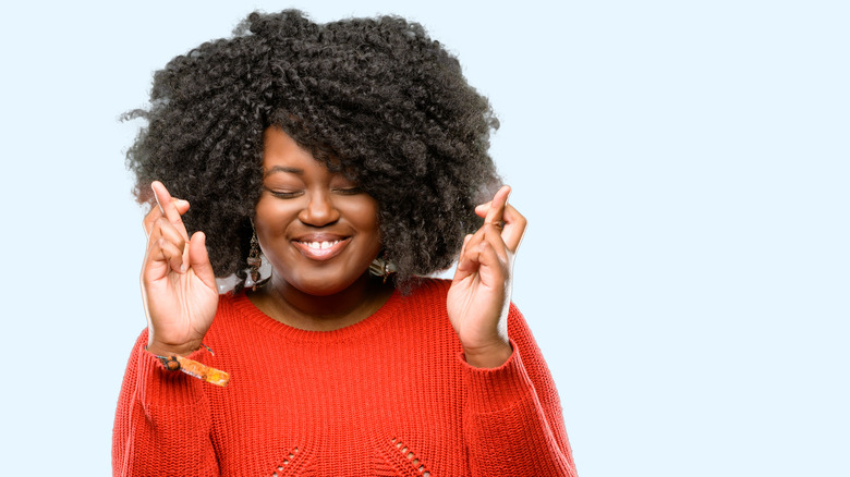 woman crossing her fingers