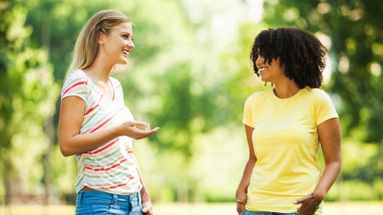 friends talking nonverbal cues body language