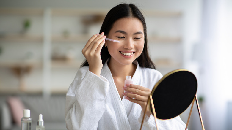 Woman using aloe with niacinamide serum