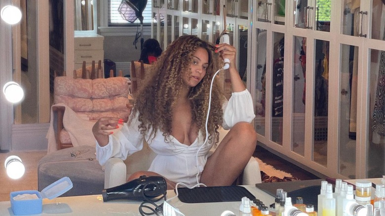 Beyoncé styling her hair