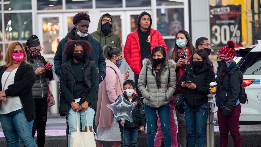 Face mask wearing on a New York street