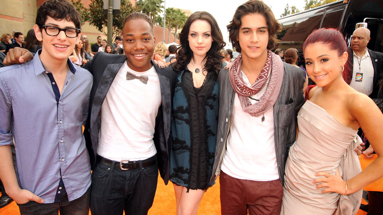 Cast of "Victorious" smiling