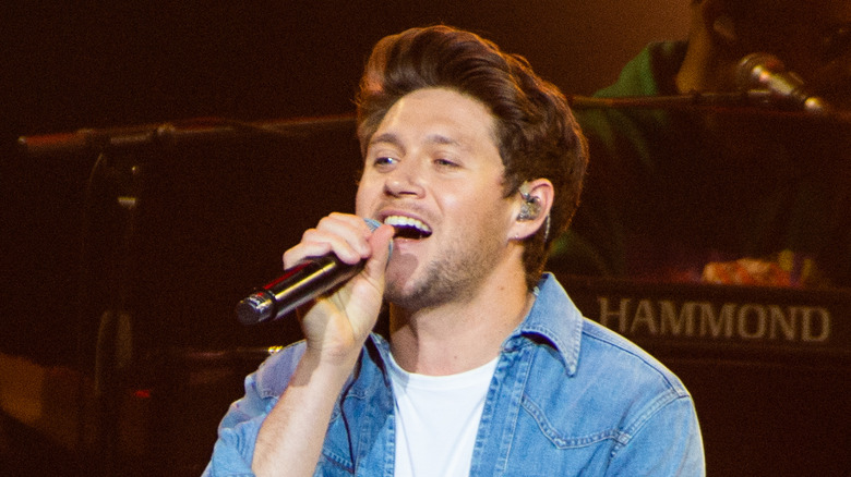 Niall Horan performing