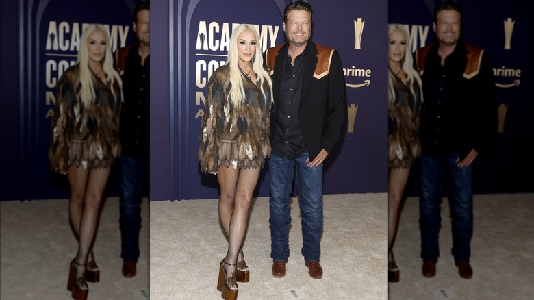 Gwen Stefani and Blake Shelton posing