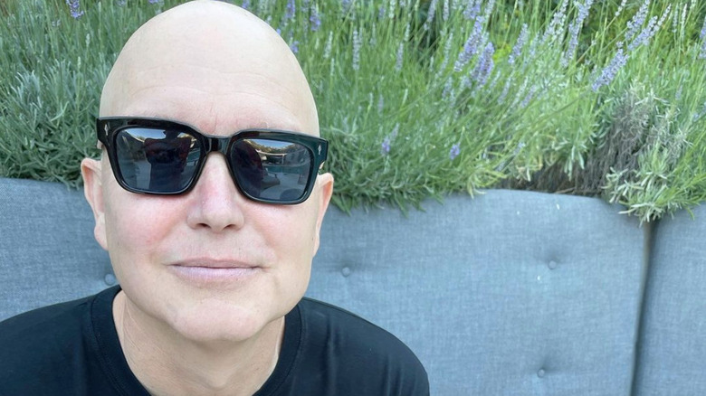 Mark Hoppus with bald head