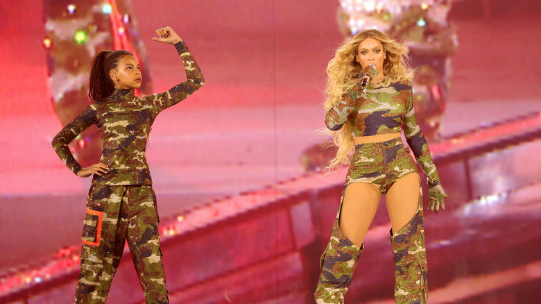 blue ivy and beyoncé performing