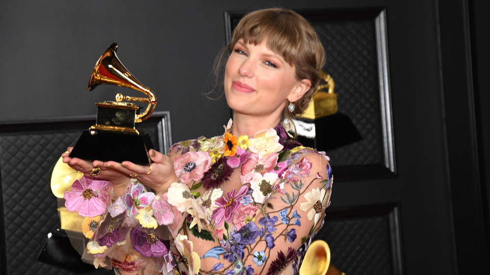 Taylor Swift holding Grammy