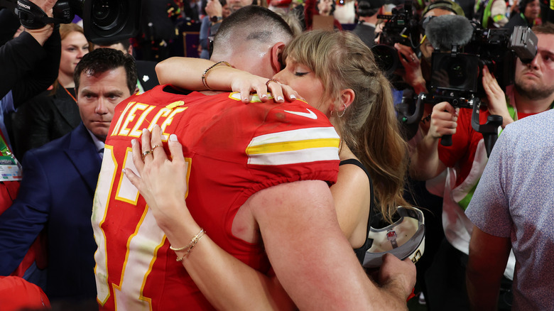 Taylor Swift and Travis Kelce hugging