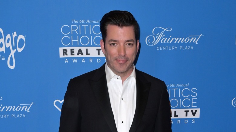 Jonathan Scott smiling on the Critic's Choice Real TV Awards red carpet