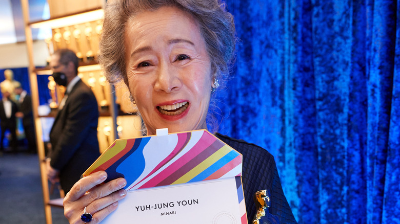 Yuh-Jung Youn shows off her Oscar win