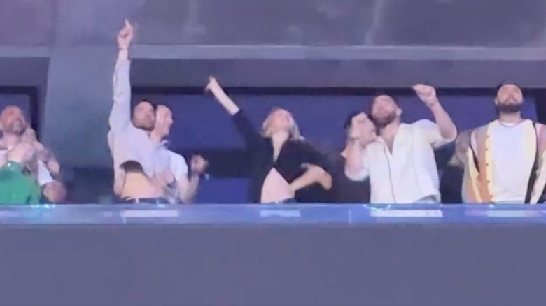 Bradley Cooper, Gigi Hadid, Travis Kelce dancing