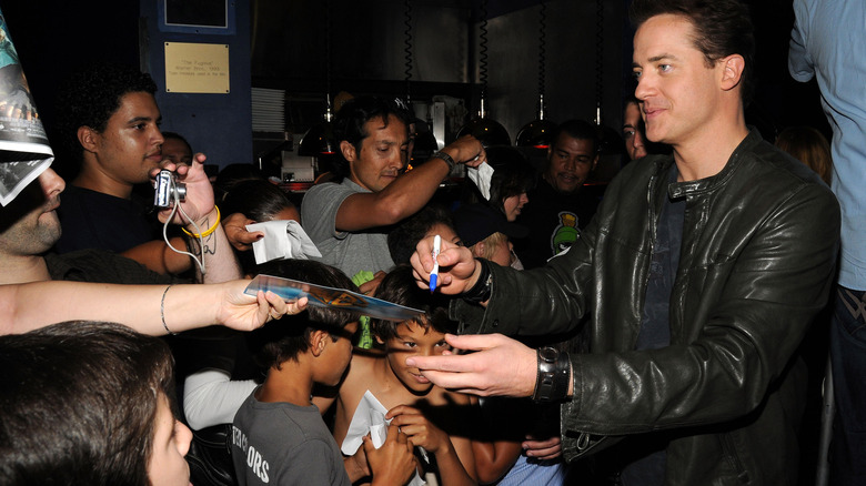 Brendan Fraser signing autographs 