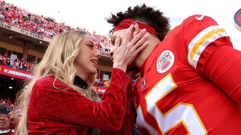 Brittany Mahomes holding Patrick Mahomes' face