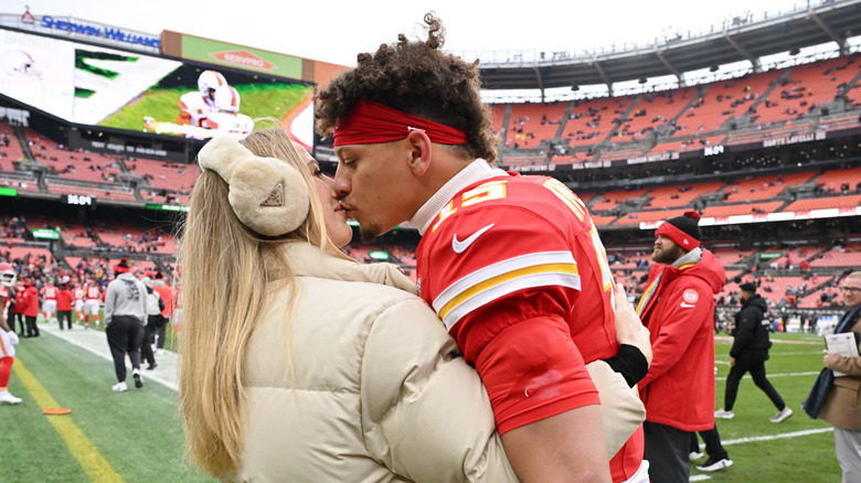 Patrick Mahomes kisses wife Brittany Mahomes on the football field