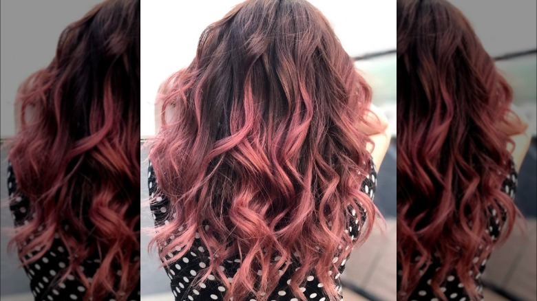 Wavy bronde rose hair