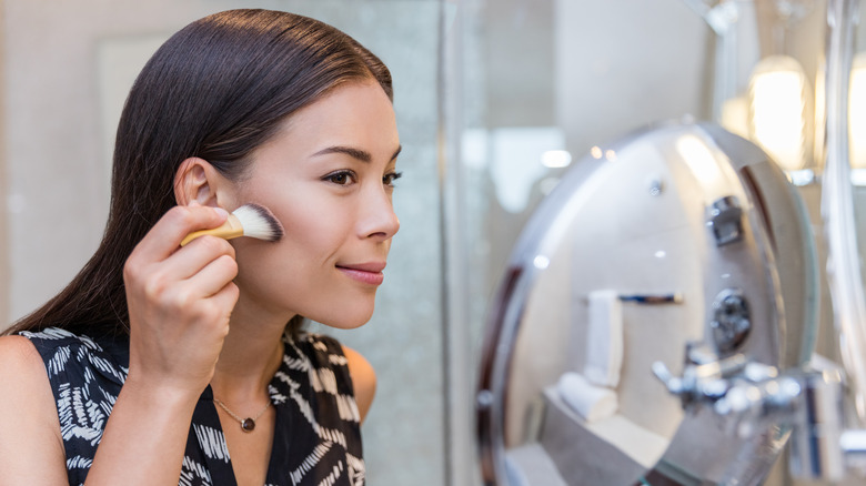 Woman applying contour 