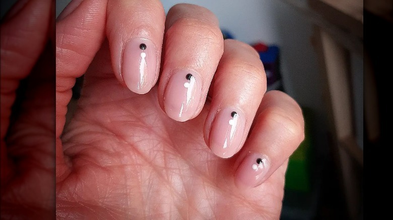 Short natural nails with dot