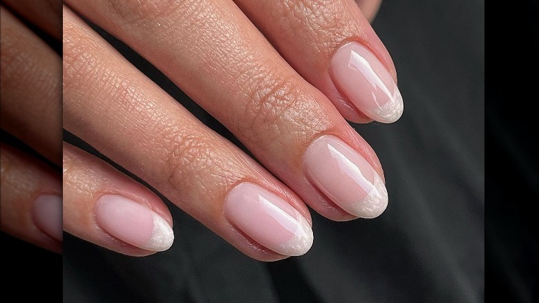 Chic pink nails with pearlescent tips