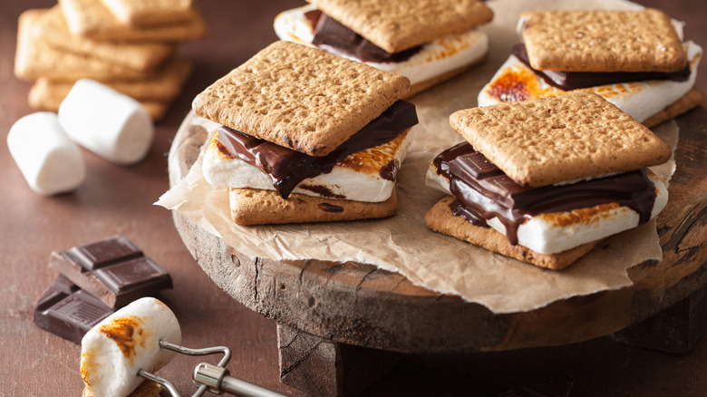 S'mores and ingredients