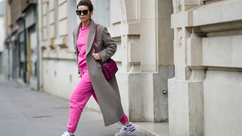 woman pink matching set streetstyle