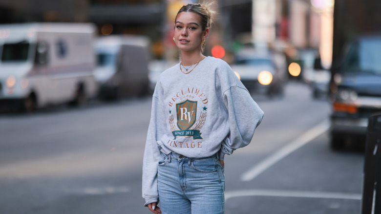 street style grey sweatshirt denim