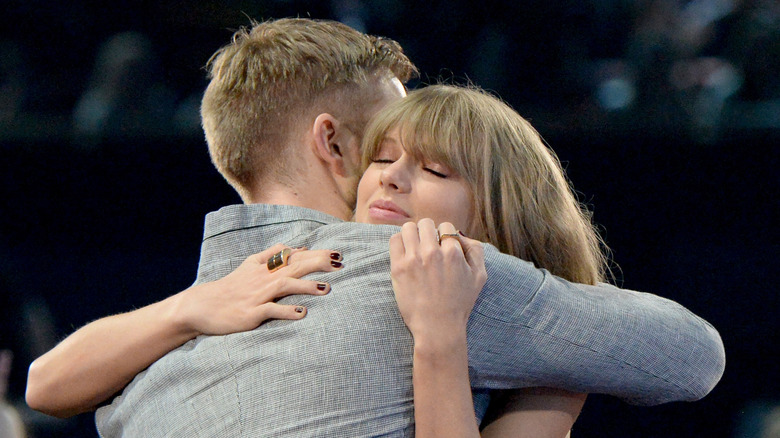 Taylor Swift, Calvin Harris hugging