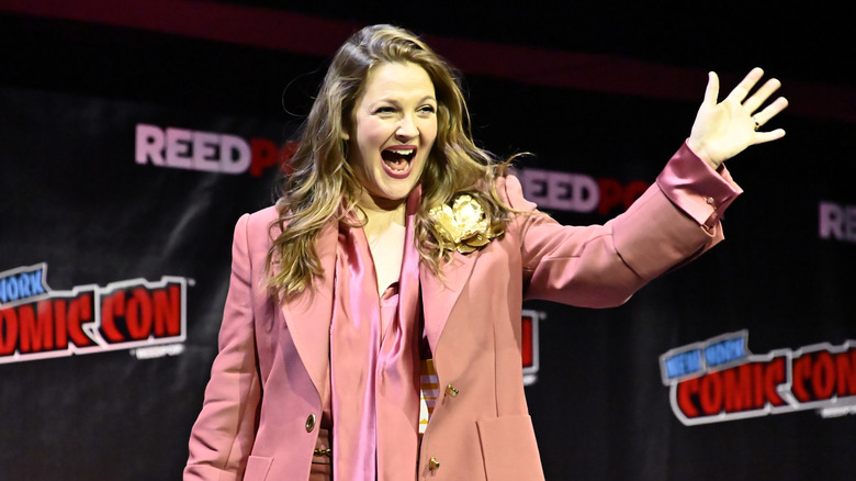 drew barrymore waving to crowd