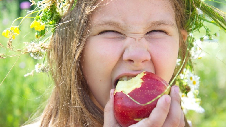 healthy child eating apple