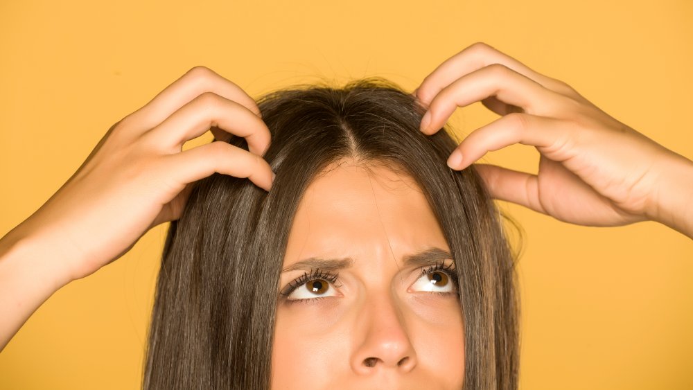 woman with itchy scalp