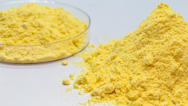 Image of sulfur powder particles 