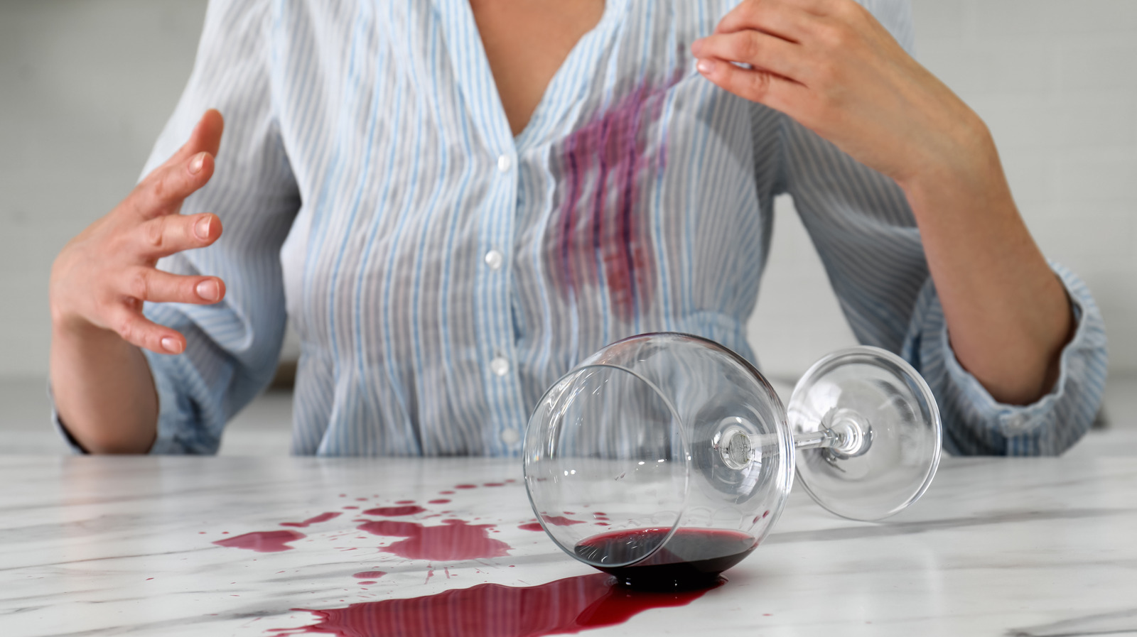 Quitar manchas de vino tinto secas en ropa blanca