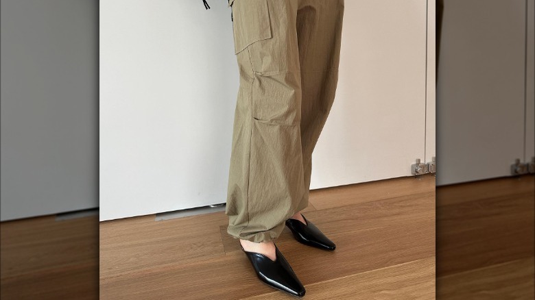 Woman wearing cargo pants and mules