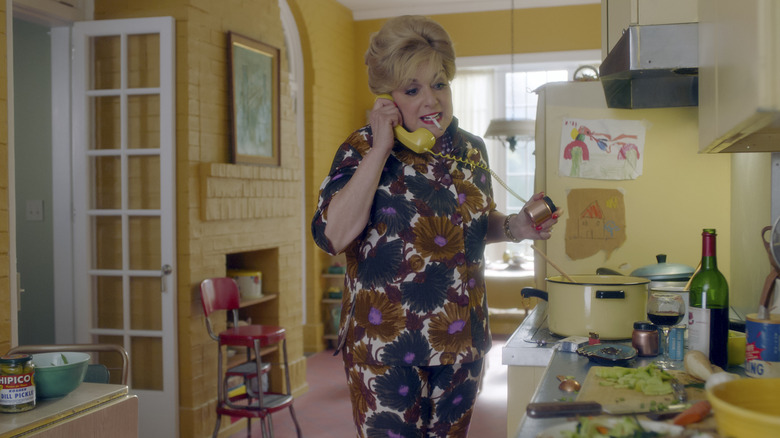 Caroline Aaron on the phone in kitchen in "The Marvelous Mrs. Maisel"